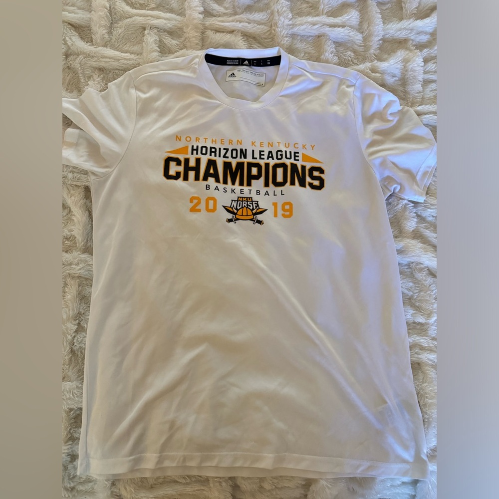 Men’s basketball team tee (NKU) - LARGE (Fits like a medium)